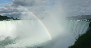 Bir gökkuşağı Niagara Şelalesi 'nin üzerinde Ontario Kanada