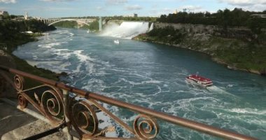 Tur feribotu yazın At nalı şelalesinin yanında yüzer.