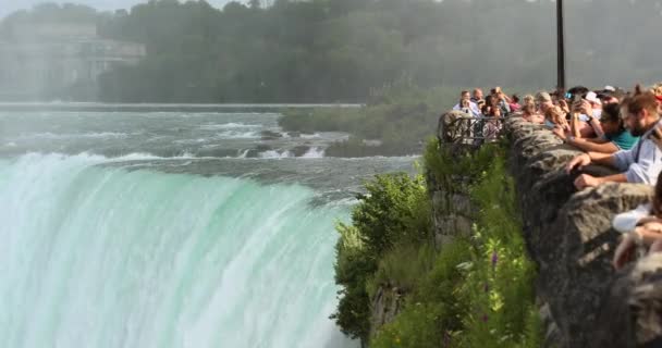 Turisti in Cascate del Niagara Ontario Canada — Video Stock