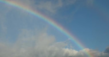 Yaz gökyüzünde gökkuşağı