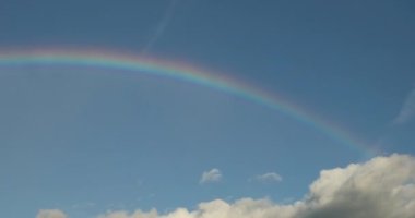 Yaz gökyüzünde gökkuşağı