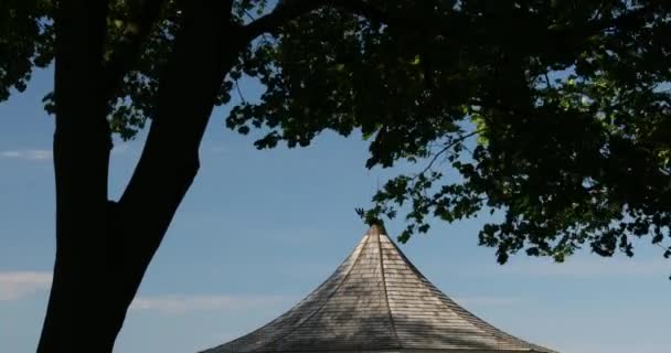 Turis dengan gazebo taman di Niagara di Danau — Stok Video