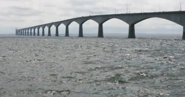 Ponte da Confederação que liga a Ilha do Príncipe Eduardo a Nova Brunswick Canadá — Vídeo de Stock