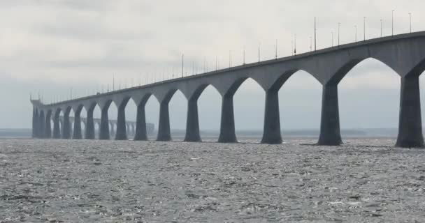 Konföderációs híd, amely összeköti Prince Edward-szigetet New Brunswick Kanadával — Stock videók