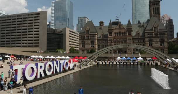 Toronto City Hall och underteckna Ontario Kanada — Stockvideo