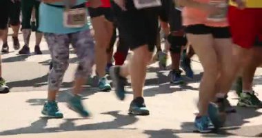 Bir maraton koşucusunun yarışına yakın durun.