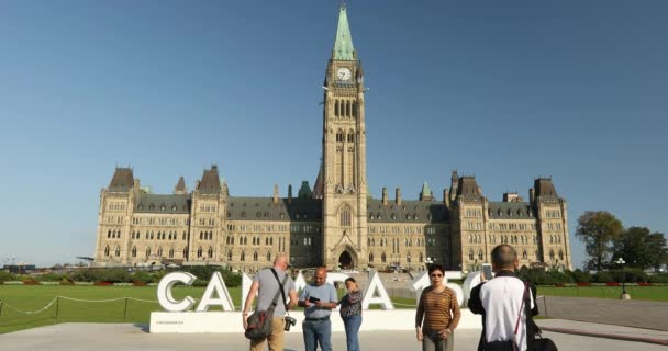 Turistas se reúnen frente al edificio del Parlamento de Canadá en Ottawa Ontario — Vídeos de Stock