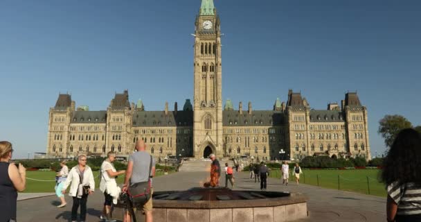 Turyści zbierają się przed budynkiem Parlamentu Kanady w Ottawie Ontario — Wideo stockowe