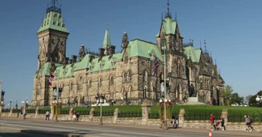 Ontario, Ottawa 'daki Parliament Hill' in yanındaki Doğu Bloğu hükümet binası.,