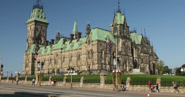 Здание правительства Восточного блока рядом с Парламентским холмом в Оттаве, Онтарио, — стоковое видео