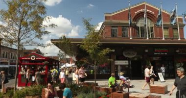 Turistler Ottawa Kanada 'nın Byward Market bölgesinde gıda tezgahlarının önünden yürüyorlar