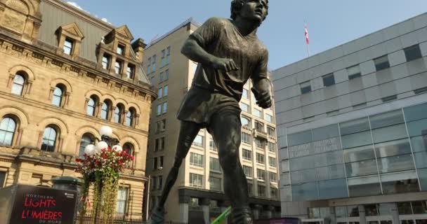 Staty av Terry Fox i centrala Ottawa, Ontario, Kanada — Stockvideo