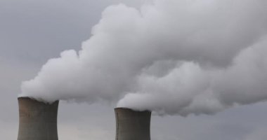 Endüstriyel duman bacasından duman kirliliği akıyor