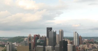 Endüstriyel duman bacasından duman kirliliği akıyor