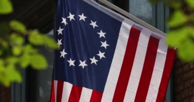 Tarihi Philadelphia Pennsylvania 'da Amerikan Koloni dönemi bayrağı