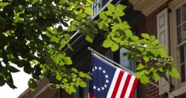 Tarihi Philadelphia Pennsylvania 'da Amerikan Koloni dönemi bayrağı