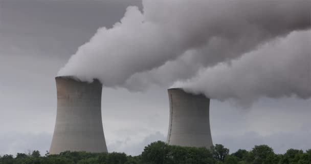 La contaminación del humo fluye de una chimenea de humo industrial — Vídeo de stock