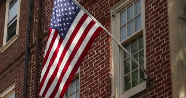 Αμερικανική σημαία κρέμεται στο ιστορικό Elfreth 's Alley στη Φιλαδέλφεια Πενσυλβάνια ΗΠΑ — Αρχείο Βίντεο