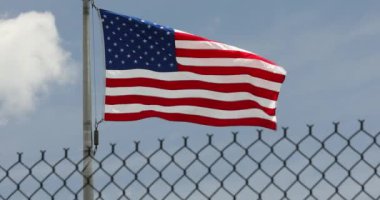 Amerikan bayrakları rüzgarda savruluyor Güvenlik çitlerinin arkasında