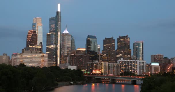 Vue sur la ville de Philadelphie Pennsylvanie la nuit — Video