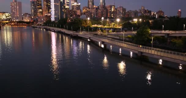 Vue sur la ville de Philadelphie Pennsylvanie la nuit — Video
