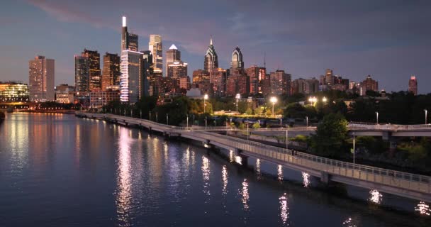 Vue sur la ville de Philadelphie Pennsylvanie la nuit — Video