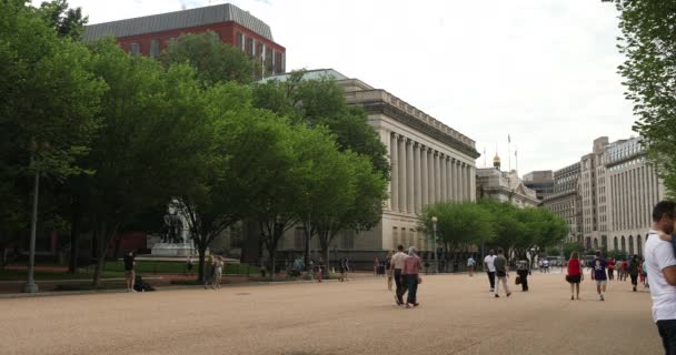 Ludzie chodzą wzdłuż Pennsylvania Avenue przez Biały Dom w Waszyngtonie — Wideo stockowe