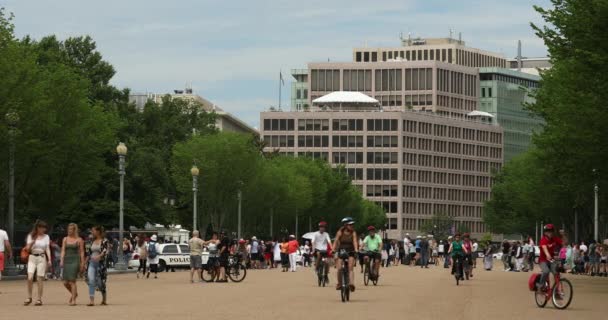 La gente camina por Pennsylvania Avenue por la Casa Blanca en Washington DC — Vídeos de Stock