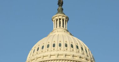 Washington DC 'deki Capitol binasının önünden Amerikan bayrağı geçiyor.
