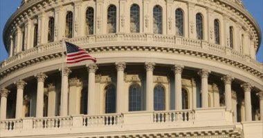 Washington DC 'deki Capitol binasının önünden Amerikan bayrağı geçiyor.
