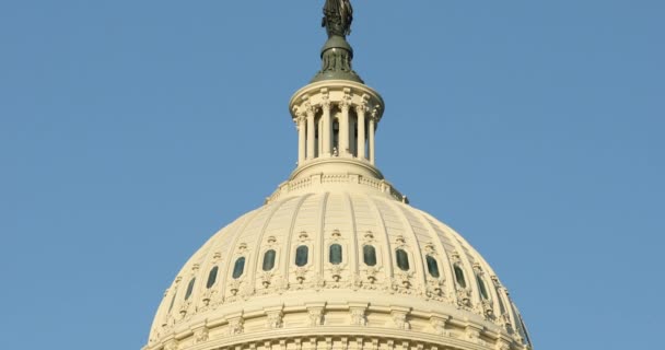 Bandera americana ondea por el edificio del Capitolio en Washington DC USA — Vídeo de stock