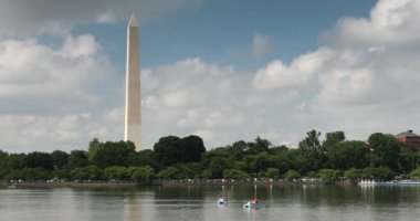 Washington Anıtı DC ABD 'deki gelgit havzasının karşısında.