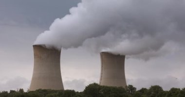 Endüstriyel duman bacasından duman kirliliği akıyor