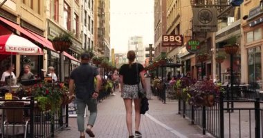 Cleveland Ohio 'da arabalar yolda gidiyor.