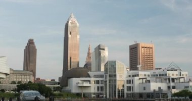 Cleveland Ohio şehir merkezinin Skyline manzarası ABD Erie Gölü kıyısındaki Marina 'ya bakıyor