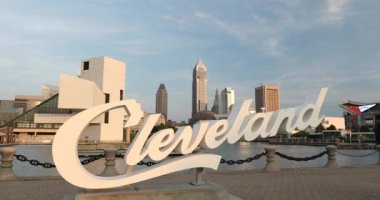 Cleveland Ohio şehir merkezinin Skyline manzarası ABD Erie Gölü kıyısındaki Marina 'ya bakıyor