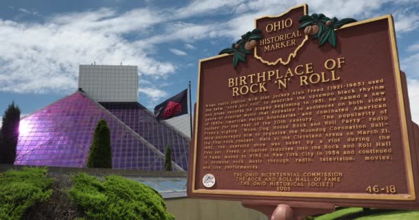 Exterior del Salón de la Fama del Rock and Roll en Cleveland Ohio USA — Vídeos de Stock