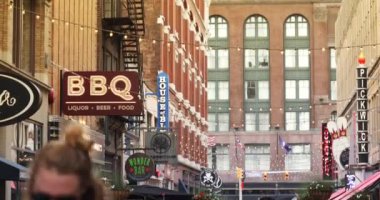 Cleveland Ohio 'nun eğlence bölgesindeki insanlar