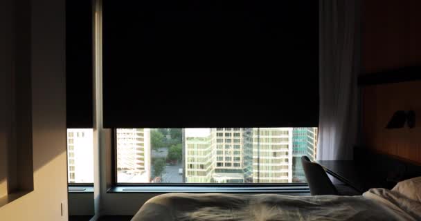 Dormitorio ventana se abre por la mañana — Vídeos de Stock