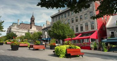 Eski Montreal, Quebec, Kanada 'da dükkanları ve restoranları olan tarihi kaldırım taşı sokakları