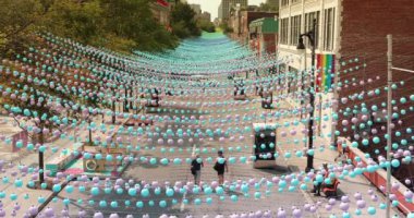 İnsanlar yazın Montreal Gay Köyü boyunca yürür