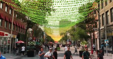 İnsanlar yazın Montreal Gay Köyü boyunca yürür