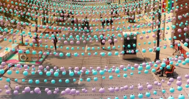 2018年8月23日カナダ ケベック州モントリオール 夏の間 観光客や地元の人々はモントリオール ケベック カナダのゲイの村の聖カトリーヌ通りを歩いています 複数の色のボールが街中の装飾にかかっています — ストック動画