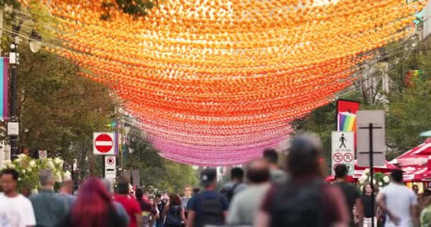Ludzie spacerują po Montrealu Gay Village latem — Wideo stockowe