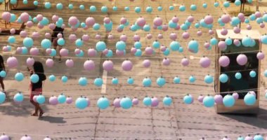 İnsanlar yazın Montreal Gay Köyü boyunca yürür