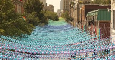 İnsanlar yazın Montreal Gay Köyü boyunca yürür