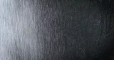 Yazın yağmur damlaları düşer.