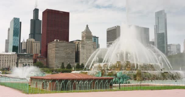 Chicago Illinois skyline and the Buckingham Fountain — Stock Video