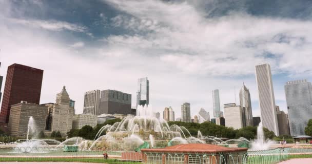 Skyline von Chicago Illinois und der Buckingham-Brunnen — Stockvideo
