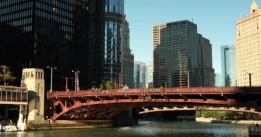 Şehir merkezi binaları ve Illinois ABD 'deki Chicago Nehri üzerindeki ufuk çizgisi.
